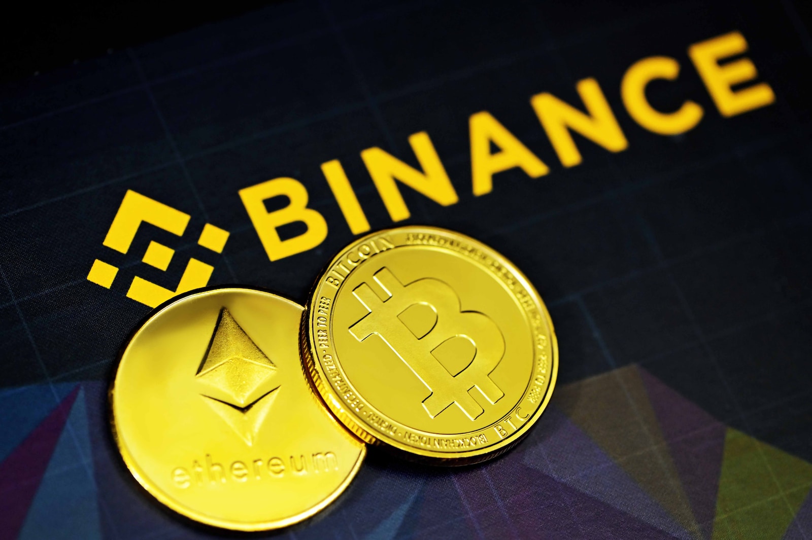 The legal battle in cryptocurrency world, gavel illustrating the SEC lawsuits against Coinbase and Binance